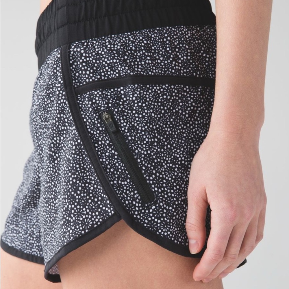 Lululemon Tracker Short IV
Freckle Flower Black White / Black size 12